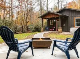 Bear’s Place by AvantStay Cozy Mountain Cabin in Brevard Firepit