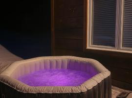 #90 Lakefront 3-bdrm Chalet in Muskoka，位于卡灵港的木屋