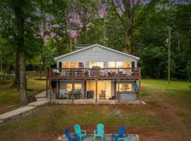 Lake Days by AvantStay Hot Tub Firepit Game Room Private Dock Access