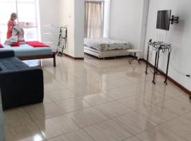 Apto climatizado amplo pé na areia - Itapema 180m da Praia，位于伊塔佩马的酒店