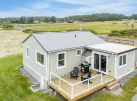 Swan Lake Cottage by AvantStay Views Firepit，位于奥克港的酒店