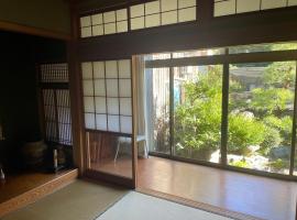 民宿上田屋A Traditional Coastal Fishermans Guesthouse uedaya，位于小滨市的带热水浴缸的酒店