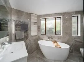 Opulent Haven, Designer Luxury, Expansive Space