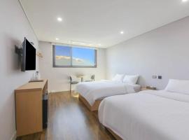 Aroomi Hotel Hyupjae，位于济州市的酒店