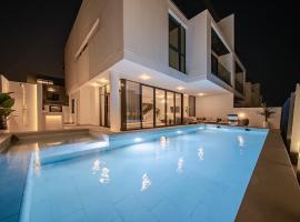 Blausee Beachfront Villa with Private Pool，位于Al Ḩamrīyah的别墅