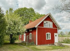 Traditional Red House By The Lake In Småland，位于Åby的酒店