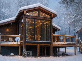 Muskoka Lakeview Cottage - Pier 100 #40，位于卡灵港的酒店