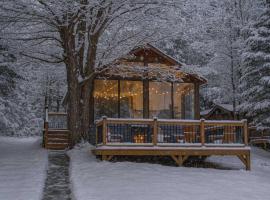 Lake Muskoka Deluxe 2-bdrm Cottage - Pier 100 #60，位于卡灵港的酒店