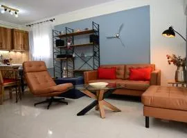 Steel & Oak-Stylish Stay Near Shore