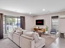 Spacious 3-Bedroom Ballarat Home - Backyard BBQ - Walk to Shops