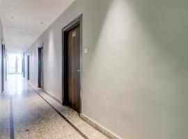 Super Hotel O Gold Inn，位于罗塔克的酒店