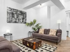 Central Wolverhampton 3-Bed Townhouse - Gated & Secure - Bedroom TV 1CO