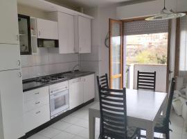 S355 - Sirolo, ampio trilocale con terrazzo e posto auto，位于锡罗洛的酒店