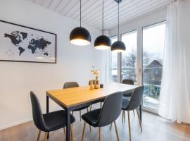 Modern Alpine Stay with free parking，位于龙疆的酒店