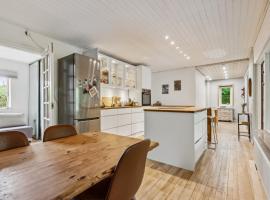 1 Private Room in a Shared House with Garden Access，位于德拉厄的酒店