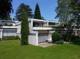 K&ouml;nigsegg mit Hallenschwimmbad，位于赖兴瑙的带泳池的酒店