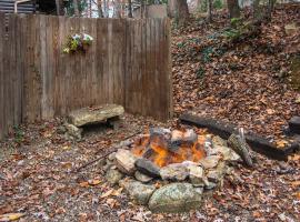 Lovely Family Riverfront Home Sleeps 4 with Water Views，位于汤森德的酒店