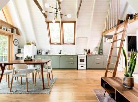 Modern A-Frame Cabin with Loft, Firepit and Grill，位于卡茨基尔的酒店