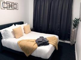Nona - Private Room 3 with Parking, Desk & Fast WiFi near Yale, Quinnipiac, SCSU & Hospitals，位于哈姆登的酒店