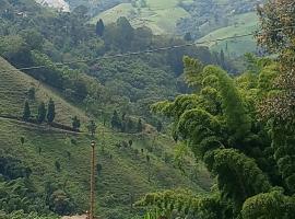 Las Hamacas Mountain Hostal zona de camping，位于Villamar&iacute;a的豪华帐篷