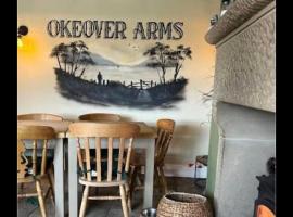 The Okeover Arms，位于阿什伯恩的酒店