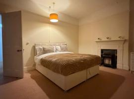 Spacious Home - Solihull Town Centre- Near NEC-BHX，位于索利赫尔的酒店