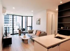 1Br City View apt near SthnCrs Wifi Pool Gym