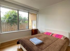 Room #1, 12km to Melb CBD, 20mins to Melb Airport, Parking Onsite，位于阳光海岸的酒店