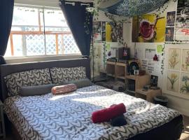 Cozy Artistic Teen Room, Fun & Full of Personality，位于Bodfish的酒店