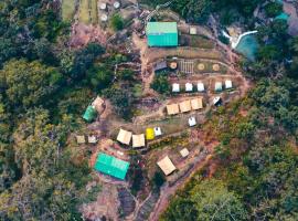 Neerville Waterfall Glamping- Neer waterfall，位于Shivpuri的酒店