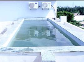 Hotel O Royal Inn Hotel，位于Hāpur的酒店