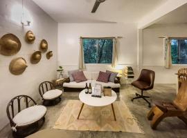 KAHILOM Nest Self-Service Home in Rainforest Nest with Kitchen - Monkeys, Bats, Pet Friendly with a Fee，位于Subic Bay Intl的酒店