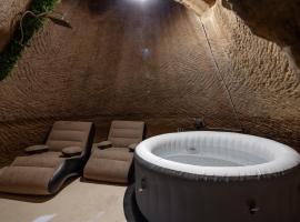 Luxury Cave Spa Apartment by the Sea Senglea，位于森格莱阿的Spa酒店