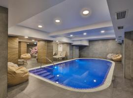 多纳酒店，位于瓦特拉多尔内的带泳池的酒店