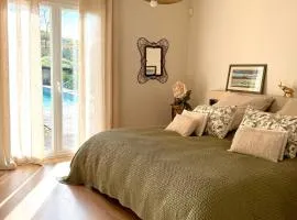 Cocon de Verdure avec piscine chambre lit king-size 2m