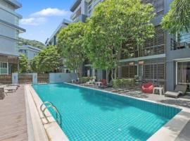 Kris - Modern Spacious 2 Bedrooms Condo with Pool，位于芭东海滩的酒店