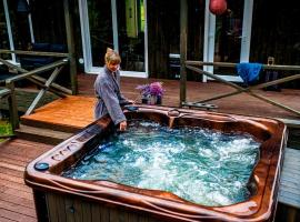 HOLIDAY CABIN 'CRANE' with a private hot-tub and sauna extra fee，位于Avotkalni的木屋