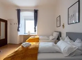 Quiet Studio - 2 Single Beds - Central - Netflix