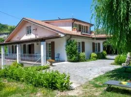 Villa Glicine Casa Vacanze con Piscina e Camino ad Apecchio, Marche