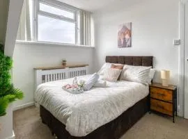 Modern 2BR Work-Friendly Stay Sleeps 8 Parking Included