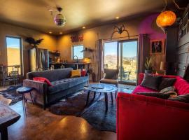 Casa Shangri-La - Eclectic Tiny House in the Heart of Terlingua near BBNP，位于特灵瓜的酒店