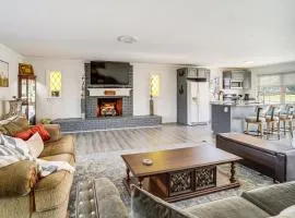 ‘Mountain Golf’ Family Home w/ Deck in Spruce Pine