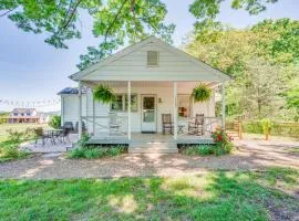 Redwing Farm Cottage - Mountain Views and Firepit!