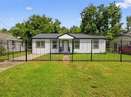 Stylish and Cozy 4BR Home in Houston, Sleeps 9，位于休斯顿的乡村别墅