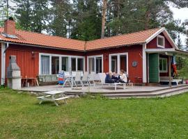 Spersboda 2 barnvänliga hus sjöutsikt & VARM pool Spersboda，位于Spersboda的酒店