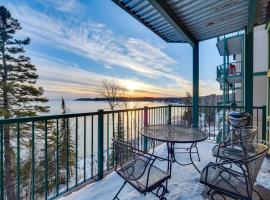 Pool Access North Shore Gem Near Beaches and Trails，位于图哈伯斯的酒店