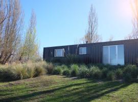 Container on the banks of Chubut River，位于罗森的酒店