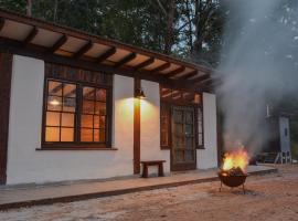 Cob Cabin - Sacred Earth Farm，位于Pumpenbill的酒店