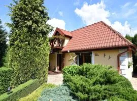 Large holiday home with garden, close to the lake