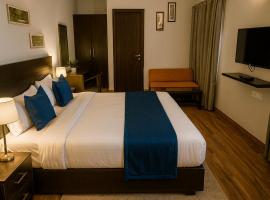 Pearl Grand Boutique Cottage In Omaxe Anandam Vrindavan -# Premium AC Rooms With Balcony # Big Parking # Lift # Garden # Peaceful Area # Near Prem Mandir # Property Of The Year # Most Awarded，位于范兰德凡的酒店